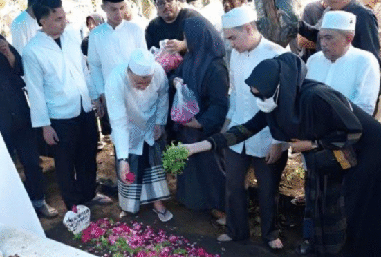 Foto Denada terlihat berduka cita di pemakaman ibundanya.