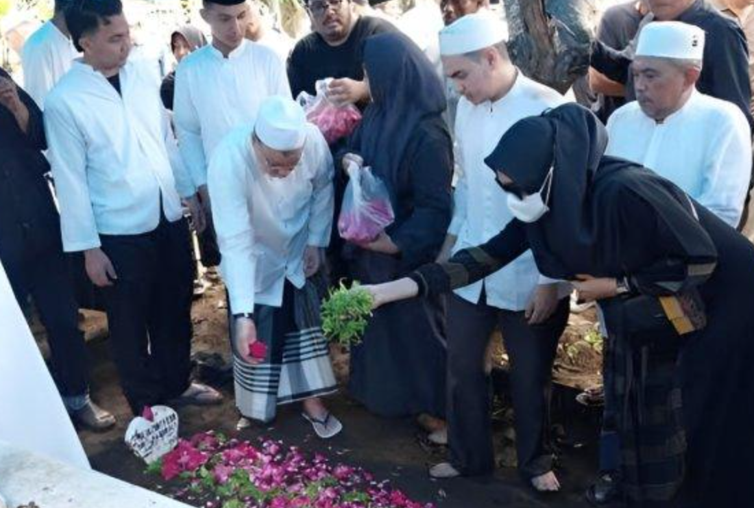 Foto Denada terlihat berduka cita di pemakaman ibundanya.