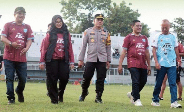 Bupati Banyuwangi Ipuk Fiestiandani dan Kapolresta Banyuwangi Kombespol Rama Samtama Putra hadir di Stadion Diponegoro untuk mendukung Persewangi