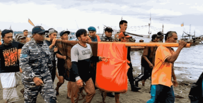 Tim SAR gabungan mengevakuasi jenazah korban di Perairan Tanjung Wedi