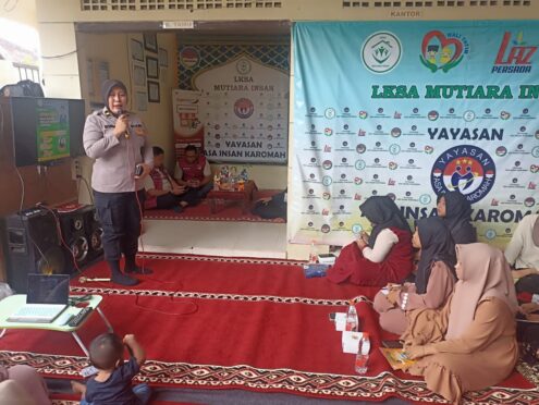 Polisi edukasi remaja tentang bahaya narkoba.