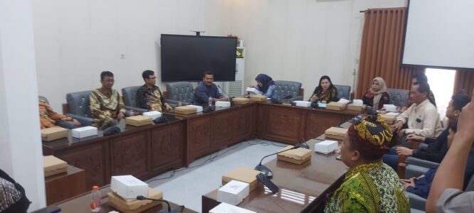 Suasana rapat kerja antara DPRD Banyuwangi dan BPN terkait konversi sertifikat tanah.