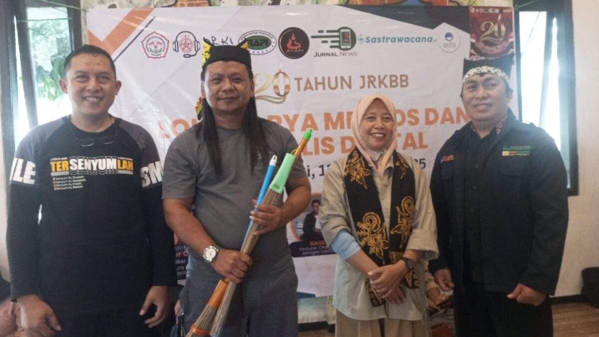 JRKBB Banyuwangi Peringati HUT ke-20 dengan Lokakarya Media Sosial dan Jurnalistik Narasumber Foto Bersama di acara Lokakarya Media Sosial dan Jurnalistik JRKBB