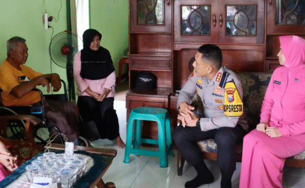 Kapolresta Banyuwangi mengunjungi anggota yang sakit