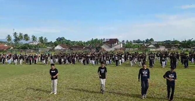 Siswa SMK Muhammadiyah 8 Siliragung mengikuti senam pagi bersama di lapangan.