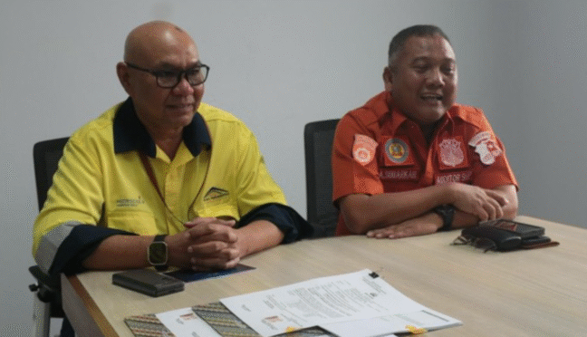 Petugas kepolisian dan manajemen PT Bumi Suksesindo berdiskusi di area tambang emas Tujuh Bukit, Banyuwangi.