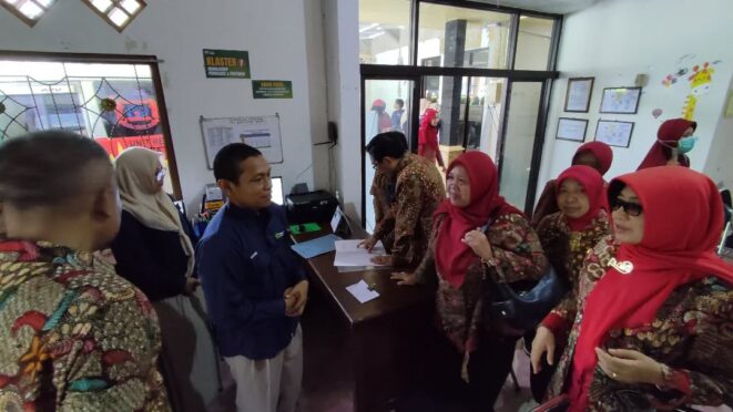Suasana kunjungan LPA Lipa Mitra Nusa ke Ponkesdes Tambong