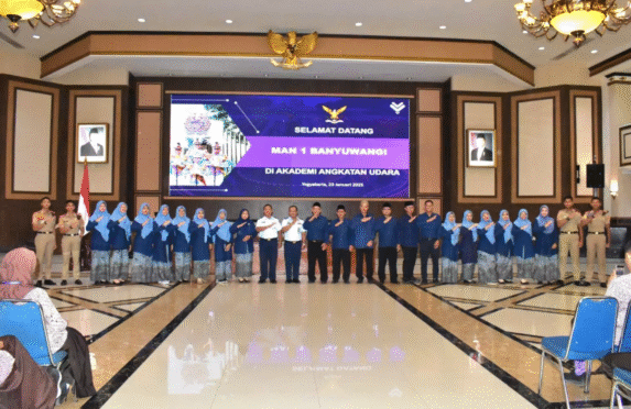 Rombongan siswa MAN 1 Banyuwangi dan AAU Yogyakarta berfoto bersama.