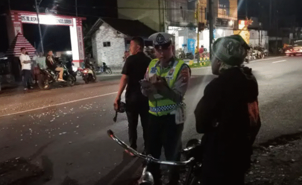 lokasi kecelakaan dua sepeda motor di Banyuwangi pada malam hari.