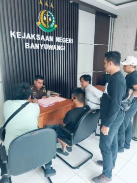 Foto proses pelimpahan tersangka kasus pengancaman dari Polresta Banyuwangi ke Kejaksaan Negeri.