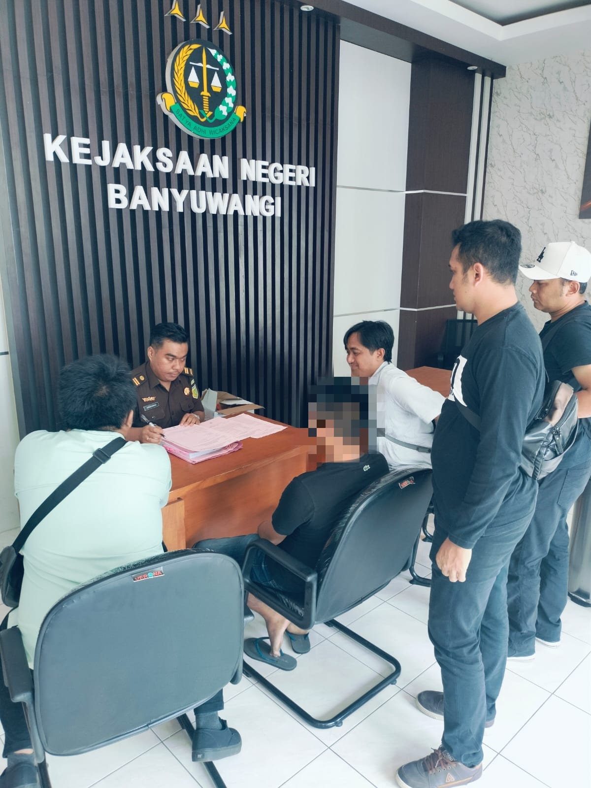 Kasus Pengancaman di Banyuwangi Dilimpahkan ke Kejaksaan, Tersangka MMA Ditahan Foto proses pelimpahan tersangka kasus pengancaman dari Polresta Banyuwangi ke Kejaksaan Negeri.