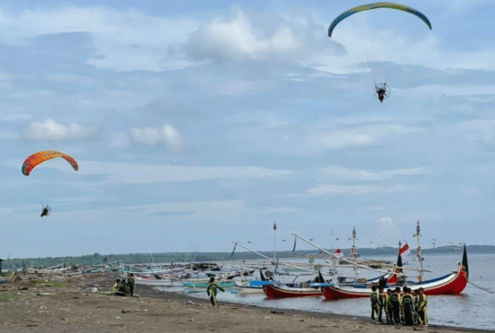 Atraksi Udara di Pantai Bimorejo