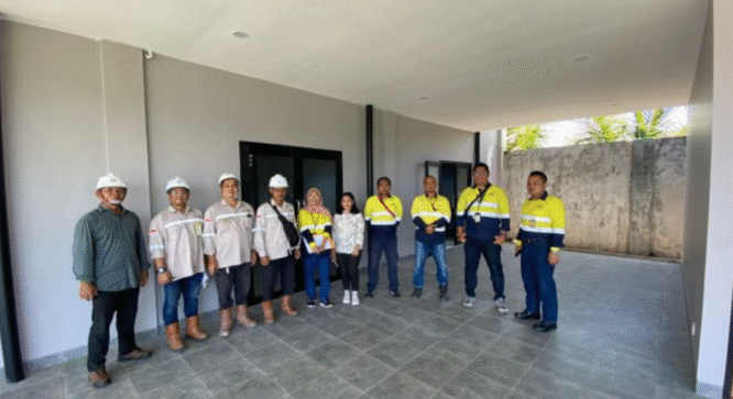 Foto beberapa orang yang terlibat dalam proyek pembangunan Rumah Pintar PT BSI di Banyuwangi.