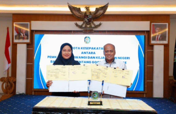Bupati Ipuk Fiestiandani dan Kepala Kejari Banyuwangi menandatangani MoU tentang good governance.