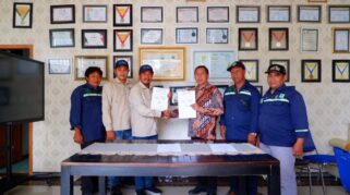 Penandatanganan MoU antara perwakilan SMK Models dan PT. CURS.