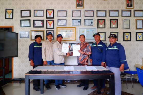 Penandatanganan MoU antara perwakilan SMK Models dan PT. CURS.