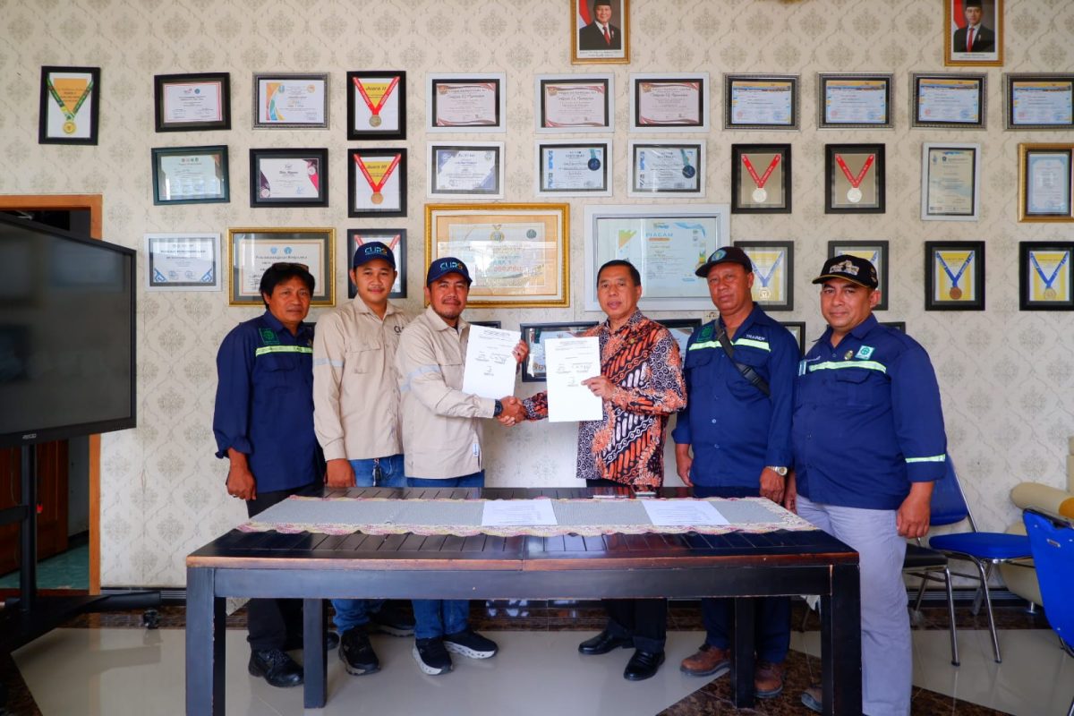 Siap Kerja di Industri Pertambangan, SMK Models dan PT. CURS Jalin Kerja Sama Strategis Penandatanganan MoU antara perwakilan SMK Models dan PT. CURS.