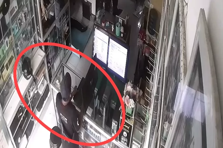 Rekaman CCTV yang memperlihatkan NH sedang mencuri laptop.