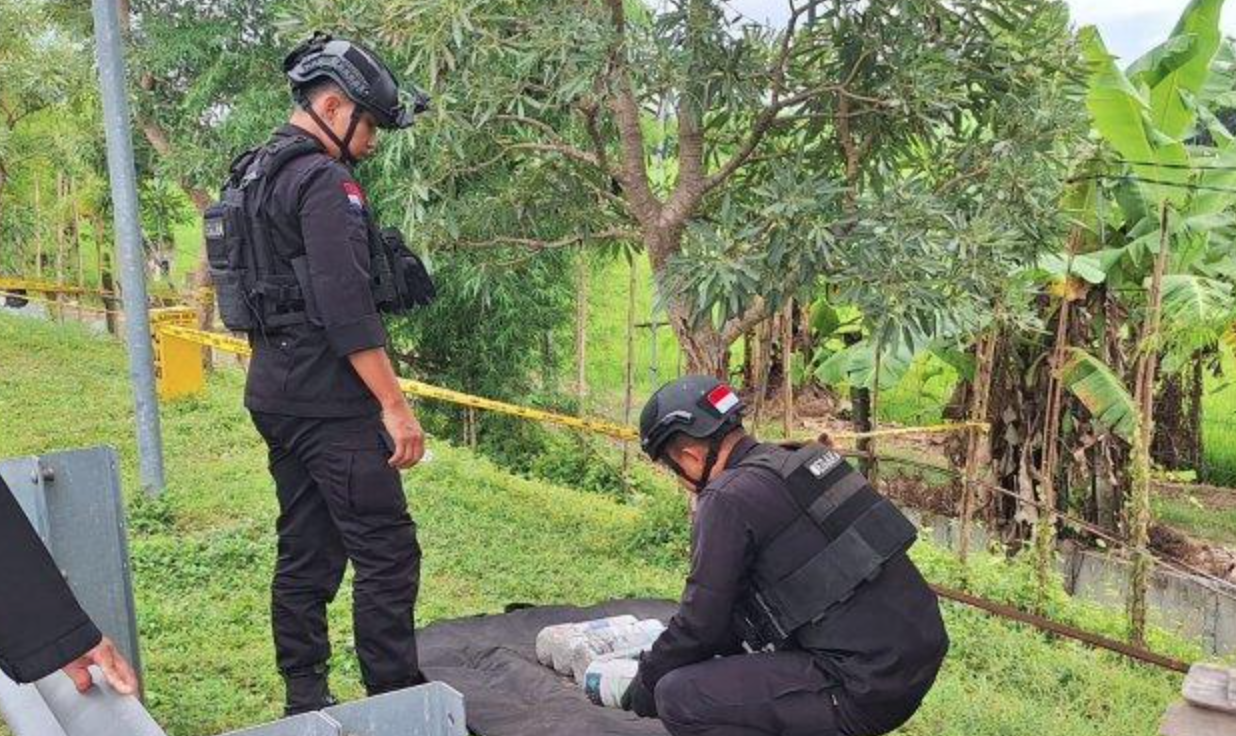 Petugas Polres Madiun memeriksa paket mencurigakan di lokasi kejadian.
