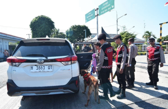Petugas kepolisian melakukan pengamanan di Pelabuhan Ketapang Banyuwangi.