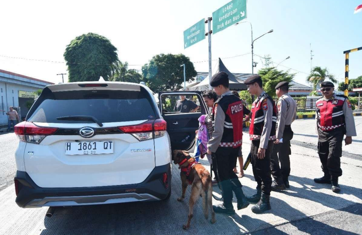 Petugas kepolisian melakukan pengamanan di Pelabuhan Ketapang Banyuwangi.