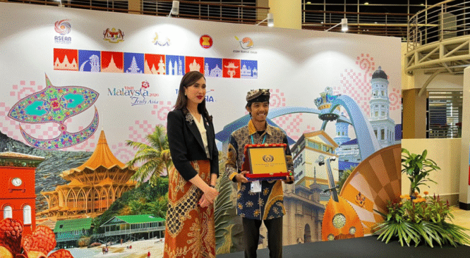 Moh. Edy Saputro menerima penghargaan The 5th ASEAN Homestay Award untuk Desa Wisata Adat Osing Kemiren