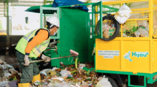 Aktivitas pengolahan sampah di TPS 3R Balak Banyuwangi