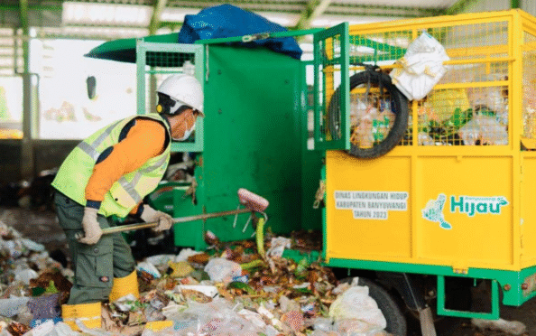 Aktivitas pengolahan sampah di TPS 3R Balak Banyuwangi