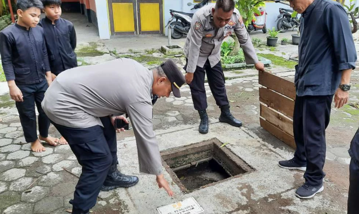 Lokasi sumur resapan air di halaman SDN 3 Kabat yang kehilangan penutup.