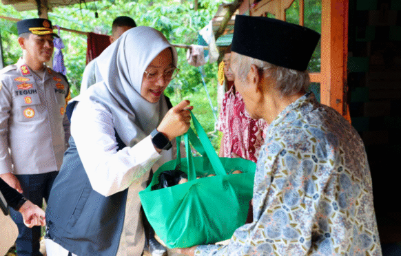 Bupati Ipuk Fiestiandani memberikan bantuan kepada seorang warga lanjut usia di Banyuwangi.