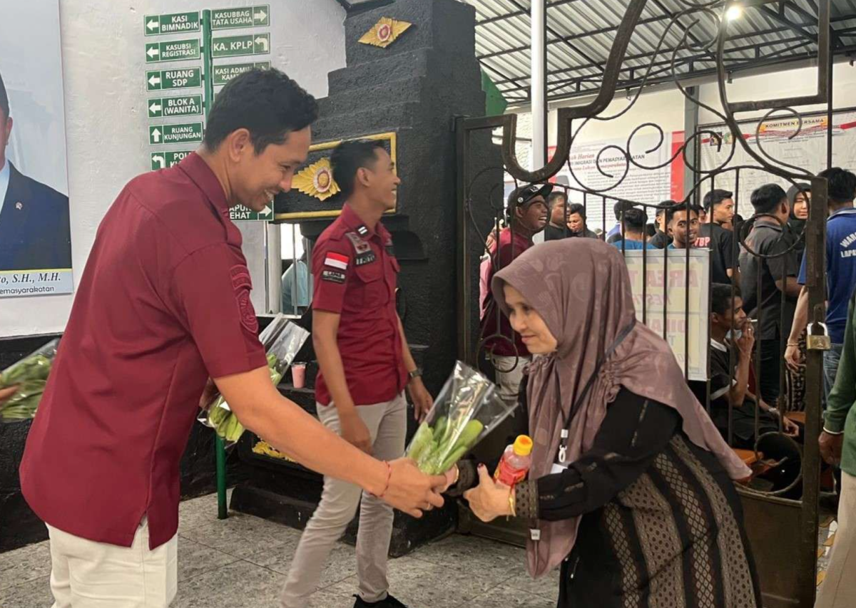 Lapas Kelas IIA Banyuwangi Dukung Ketahanan Pangan dengan Penyaluran Sayuran Kegiatan penyaluran sayuran hasil panen kepada keluarga warga binaan di Lapas Banyuwangi.