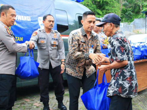 Petugas Lapas Banyuwangi dan anggota Polsek Licin menyerahkan paket sembako kepada warga prasejahtera.