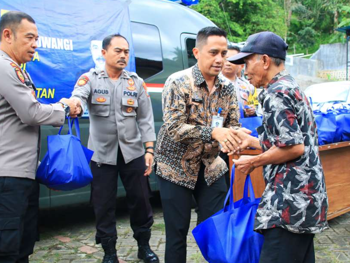 Petugas Lapas Banyuwangi dan anggota Polsek Licin menyerahkan paket sembako kepada warga prasejahtera.