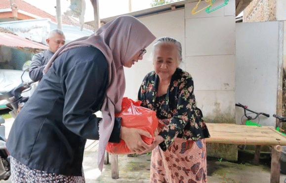 Bupati Banyuwangi Ipuk Fiestiandani menyerahkan bantuan sembako kepada warga