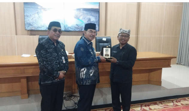 Wakil Wali Kota Magelang menerima cinderamata dari Wakil Bupati Banyuwangi.