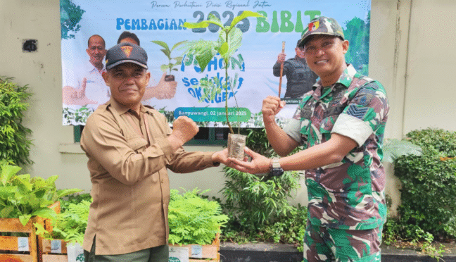Penyerahan bibit pohon antara Perhutani dan Kodim 0825.