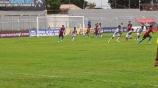 Pemain Persewangi dan Persenga berebut bola di Stadion Diponegoro.