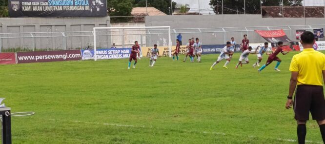 Pemain Persewangi dan Persenga berebut bola di Stadion Diponegoro.