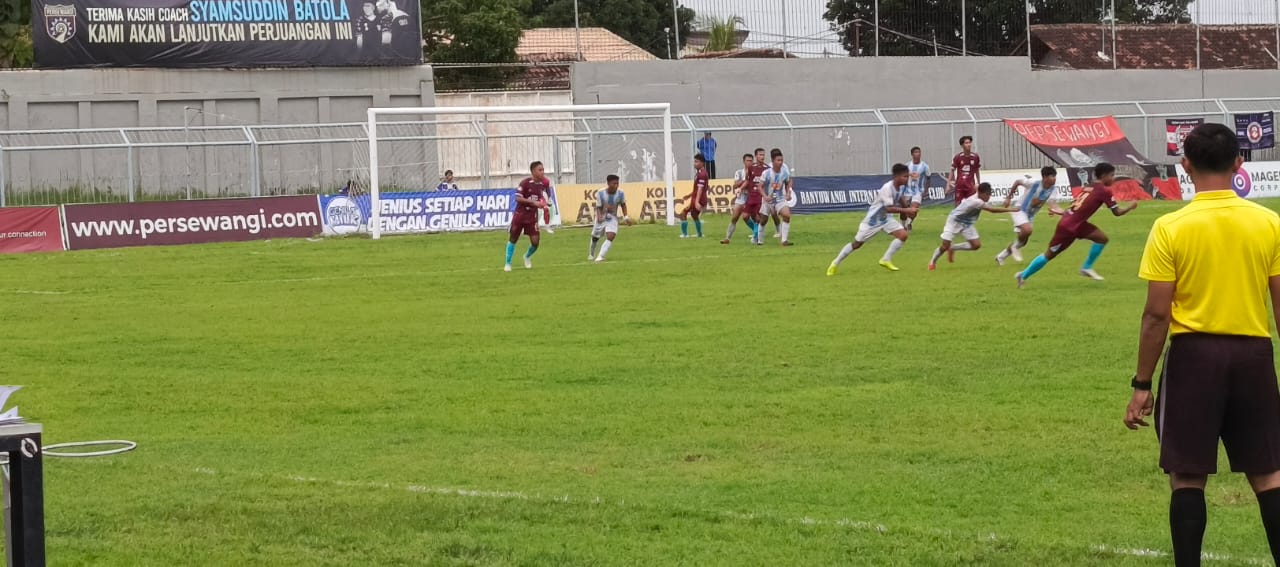 Pemain Persewangi dan Persenga berebut bola di Stadion Diponegoro.