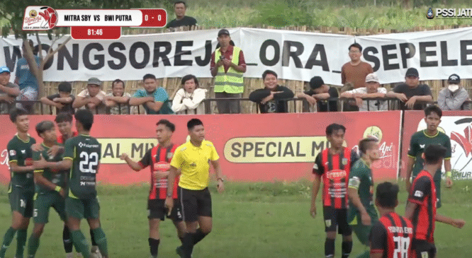 Para pemain Mitra Surabaya dan Banyuwangi Putra beradu dalam pertandingan Liga 4 PSSI Jawa Timur.