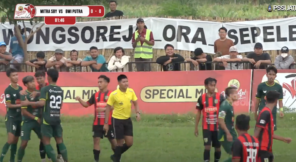 Para pemain Mitra Surabaya dan Banyuwangi Putra beradu dalam pertandingan Liga 4 PSSI Jawa Timur.
