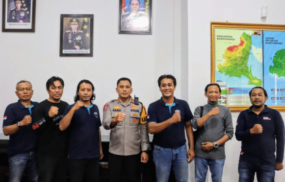Kapolresta Banyuwangi Kombes Pol. Rama Samtama Putra berfoto bersama pengurus KJJT Banyuwangi