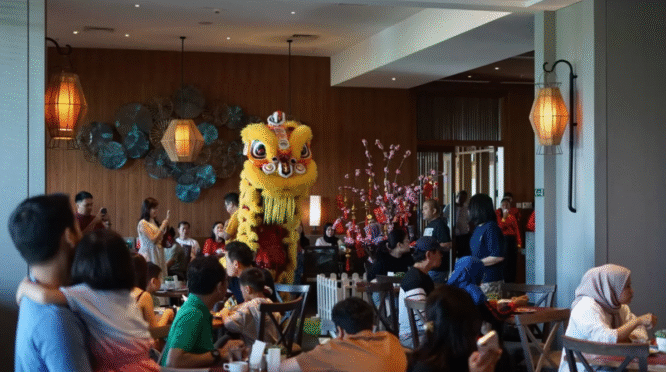 Pertunjukan Barongsai yang meriah di Kokoon Hotel Banyuwangi dalam rangka perayaan Tahun Baru Imlek.