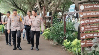 Petugas kepolisian berpatroli di kawasan wisata Banyuwangi untuk memastikan keamanan dan ketertiban.