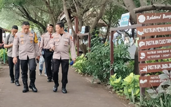 Petugas kepolisian berpatroli di kawasan wisata Banyuwangi untuk memastikan keamanan dan ketertiban.