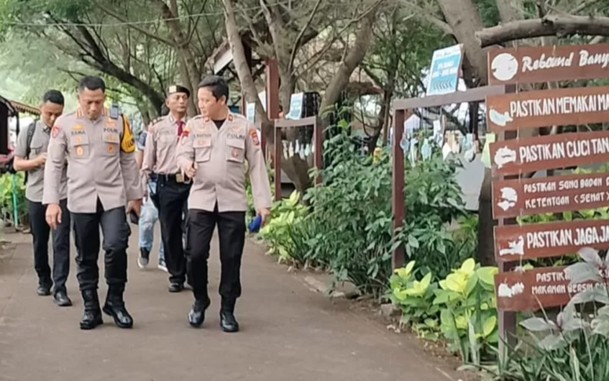 Petugas kepolisian berpatroli di kawasan wisata Banyuwangi untuk memastikan keamanan dan ketertiban.