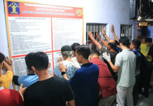 Petugas Lapas Banyuwangi memeriksa kamar hunian warga binaan dalam rangka razia malam hari.