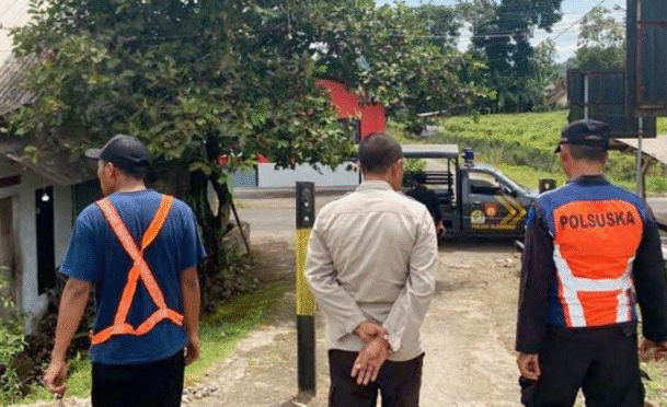 Polisi melakukan olah TKP di lokasi kecelakaan kereta api