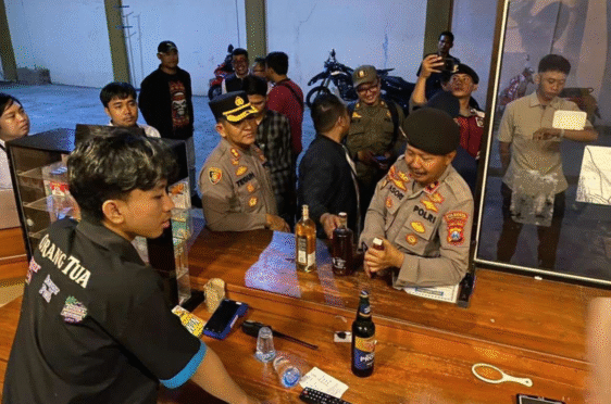 Petugas Polresta Banyuwangi melakukan razia di tempat karaoke.