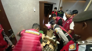 Petugas Polresta Banyuwangi saat melakukan razia miras di tempat hiburan malam